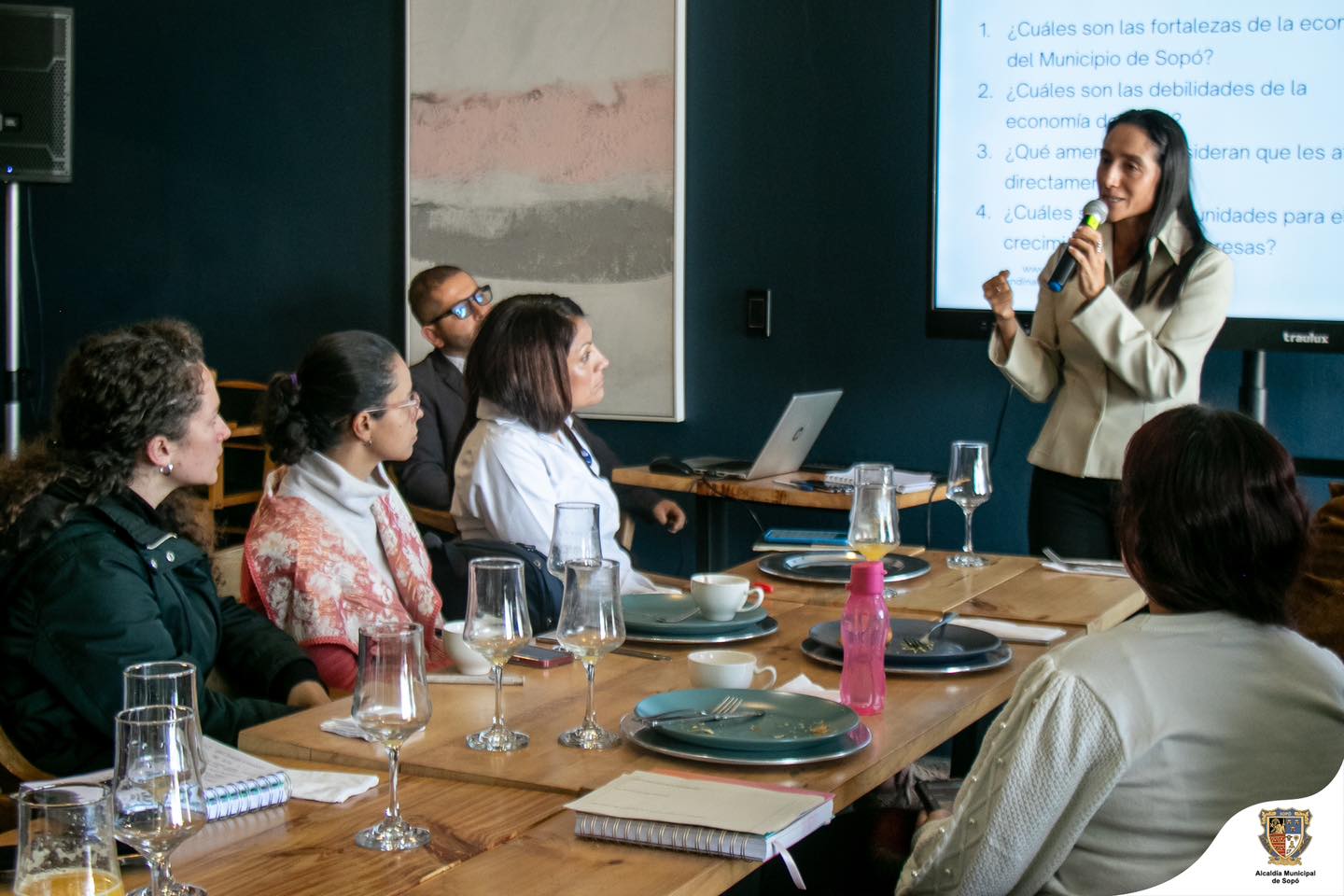 Mesa de trabajo con empresarios e industriales